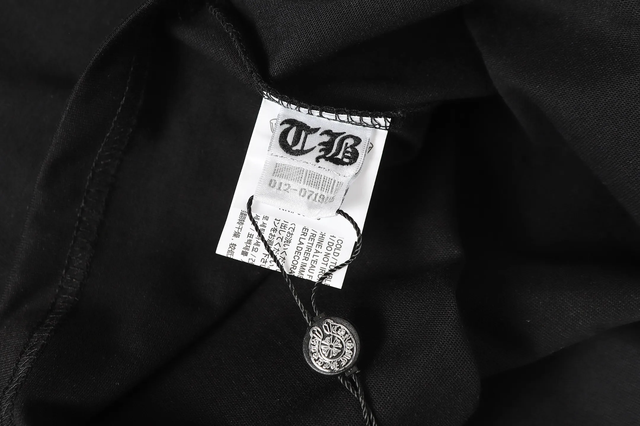 P150 Cross-border running quantity model, please do not place an order if you are pursuing quality - Chrome Hearts/Chrome Hearts Sanskrit leather cross✝️Best-selling short-sleeved T-shirt - High weight, high density and high quality. The wool is soft, delicate and skin-friendly. It feels soft and silky. It has excellent warmth and skin-friendly properties. - Customized weaving and dyeing, no color difference. No matter the fabric or workmanship details, it beats the ordinary version on the market -Colour: black -Size: S M L XL